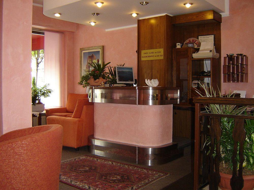 Hotel Meuble Moderno Laveno-Mombello Dış mekan fotoğraf