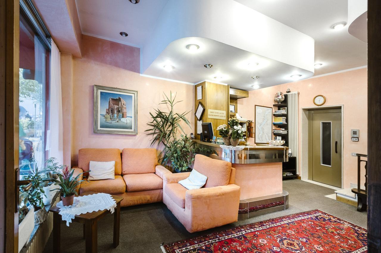 Hotel Meuble Moderno Laveno-Mombello Dış mekan fotoğraf