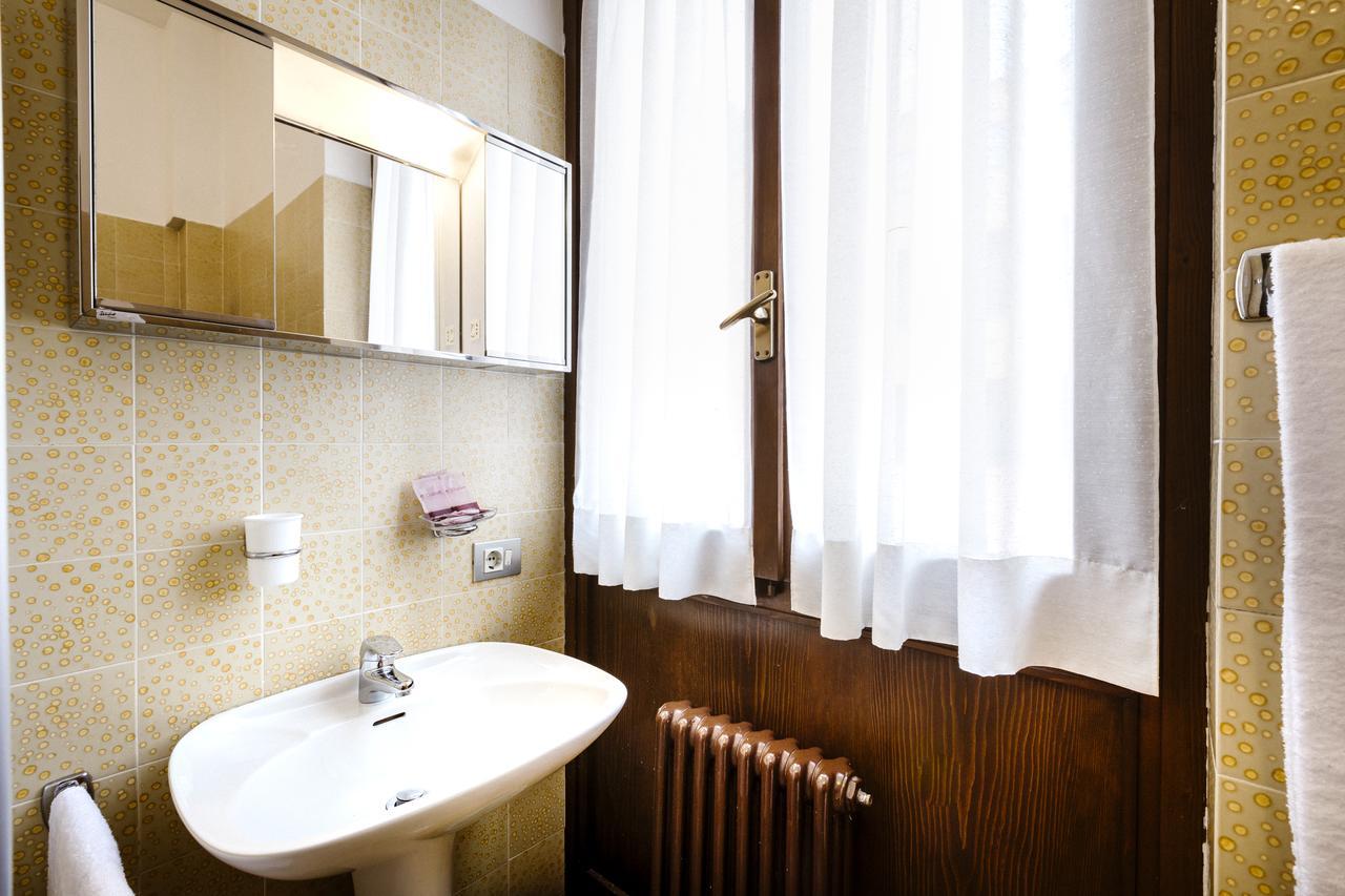 Hotel Meuble Moderno Laveno-Mombello Dış mekan fotoğraf