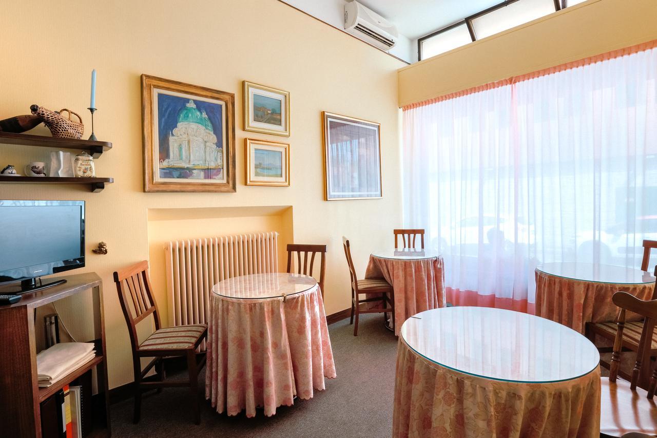 Hotel Meuble Moderno Laveno-Mombello Dış mekan fotoğraf
