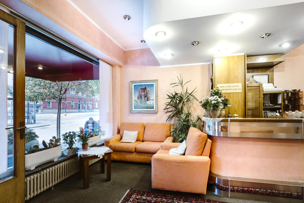 Hotel Meuble Moderno Laveno-Mombello Dış mekan fotoğraf