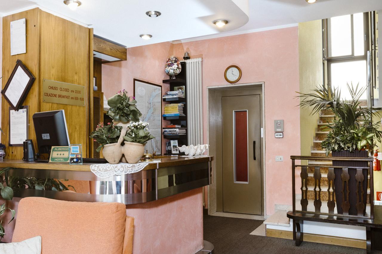Hotel Meuble Moderno Laveno-Mombello Dış mekan fotoğraf