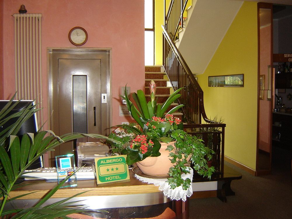 Hotel Meuble Moderno Laveno-Mombello Dış mekan fotoğraf