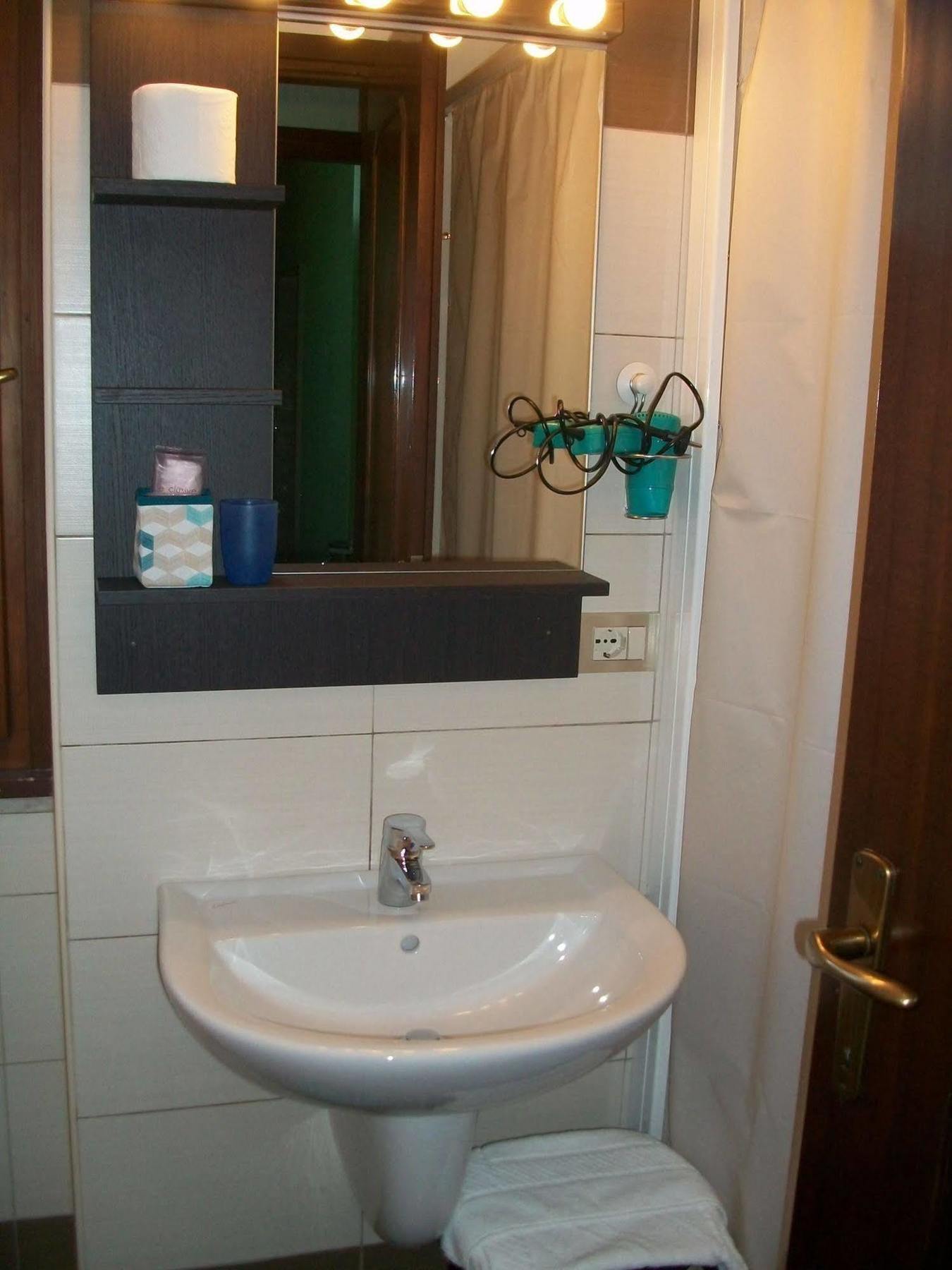 Hotel Meuble Moderno Laveno-Mombello Dış mekan fotoğraf